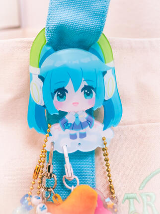 Miku Carabiner
